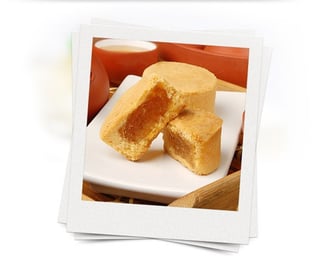 Hazelnoot ananascakejes op een bordje